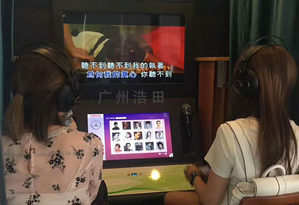 自助唱吧內(nèi)部唱歌圖