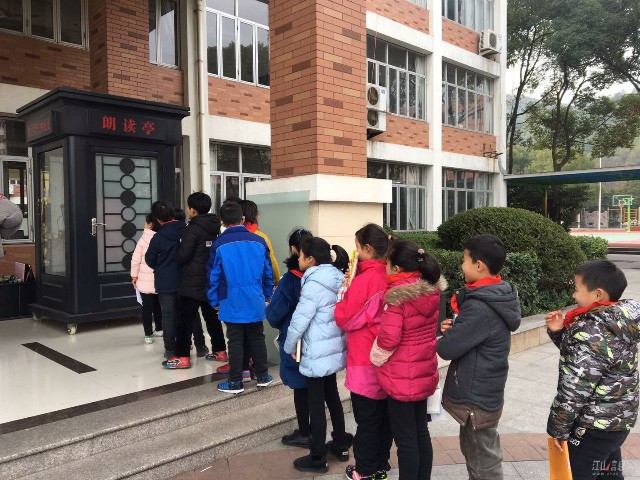 學(xué)校朗讀亭排隊