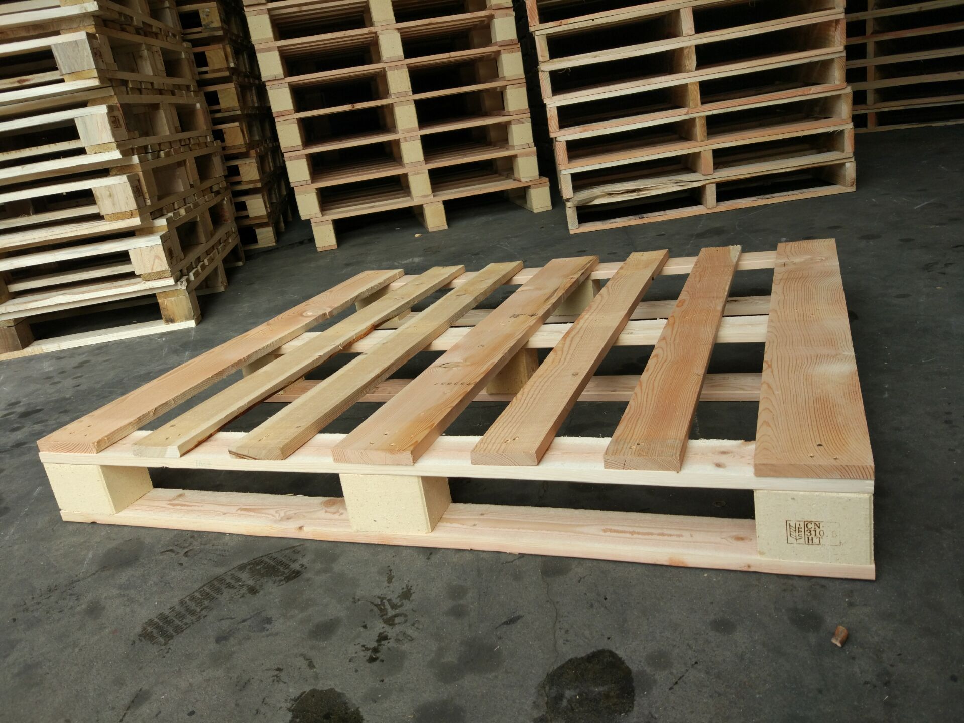 膠合板托盤和實木托盤相比,優越性體驗在哪些方面？